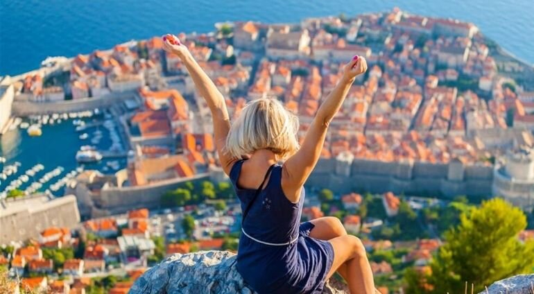 Kobieta Podziwia Panoramę Jednego Z Chorwackich Miast
