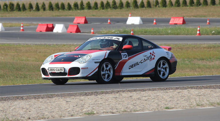 Rozpędzone Porsche 911 na torze wyścigowym