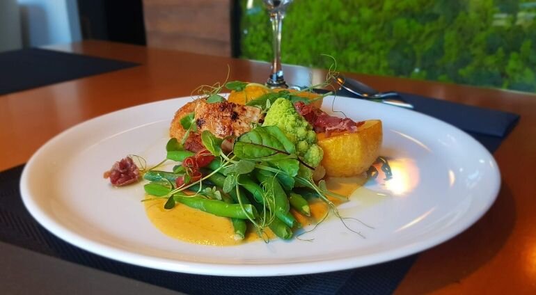 Danie Na Talerzu Serwowane W Restauracji Ecru