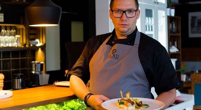 Szef Kuchni Serwuje Danie W Restauracji Ecru