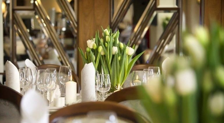 Białe Tulipany Na Nakrytym Stole W Rezydencji Luxury