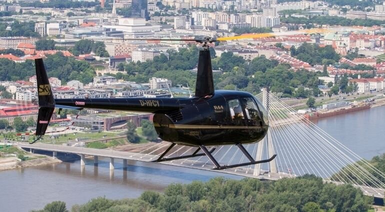 Czarny Helikopter Na Tle Warszawy I Wisły
