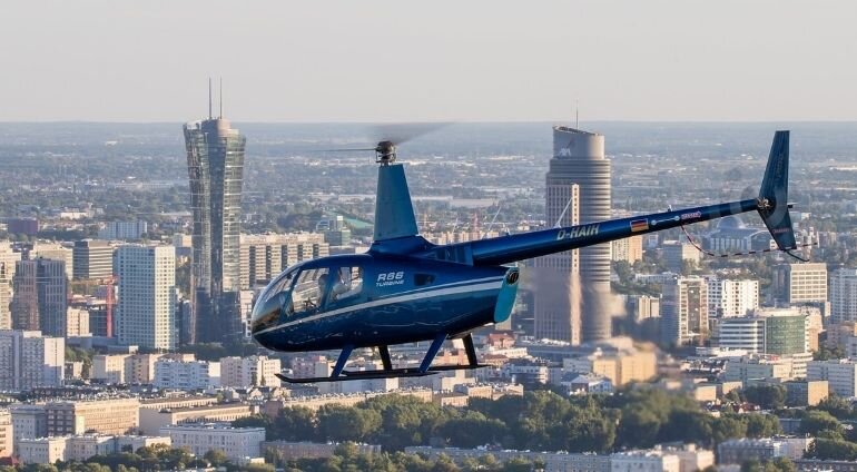 Czarny Helikopter w Powietrzu W Tle Panorama Warszawy