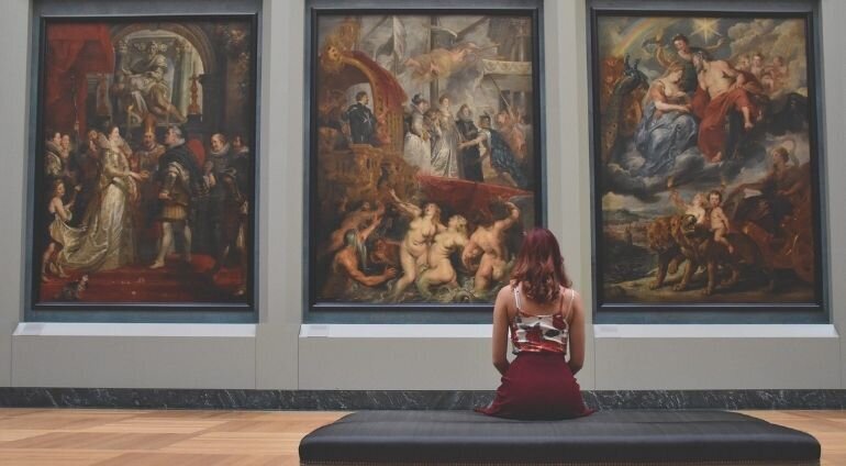 Kobieta Siedzi Na Ławce W Muzeum I Przygląda Się Obrazom