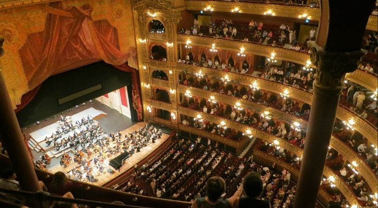 Koncert Muzyki Klasycznej W Wypełnionej Operze