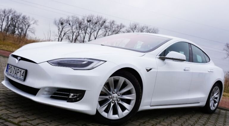 Biała Tesla S