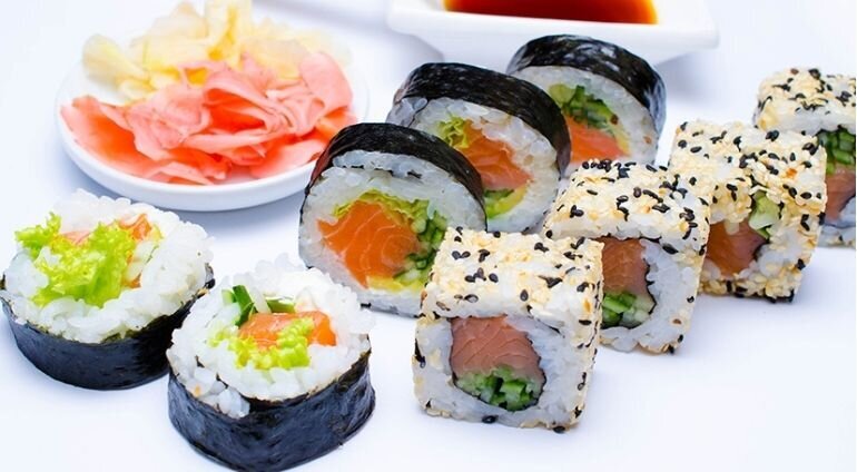 Maki z łososiem i sushi podane z sezamem
