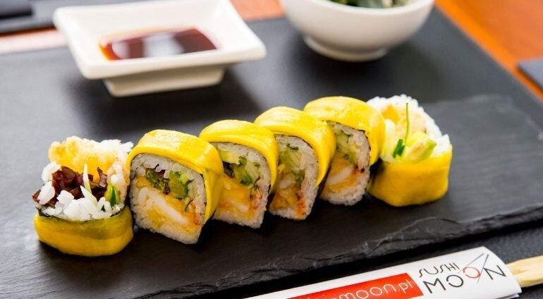 Rolka sushi podana na desce