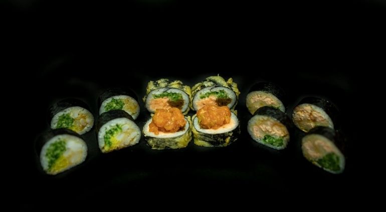 Rolki sushi z łososiem i warzywami