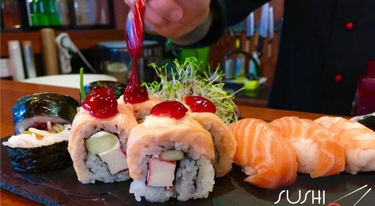 Sushi przyrządzane przez profesjonalnego kucharza