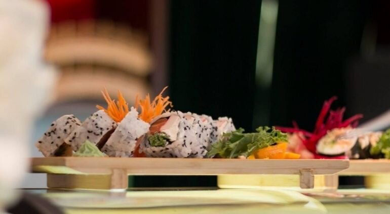 Sushi uramaki z łososiem i sezamem