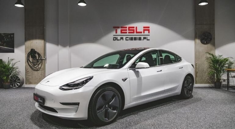 Zaparkowana Tesla S