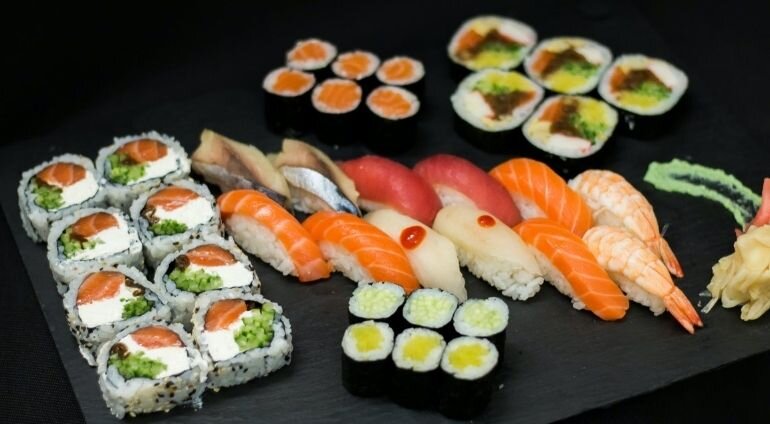 Zestaw sushi nigiri, hosomaki, uramaki