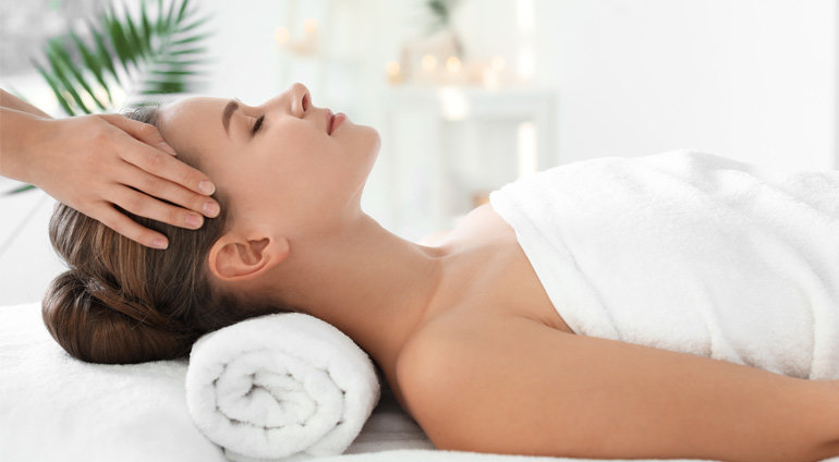 Młoda kobieta korzysta z masażu w spa