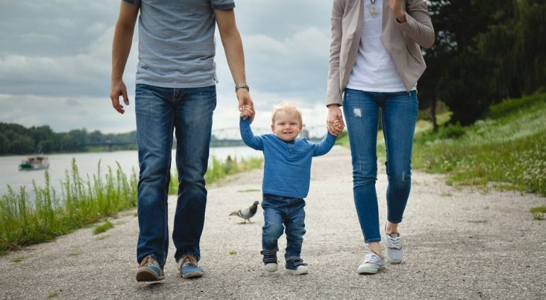 Rodzina z dzieckiem na spacerze pozuje do zdjęć