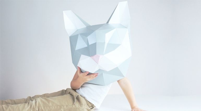 Kartonowy model zwierzaka na głowie chłopca