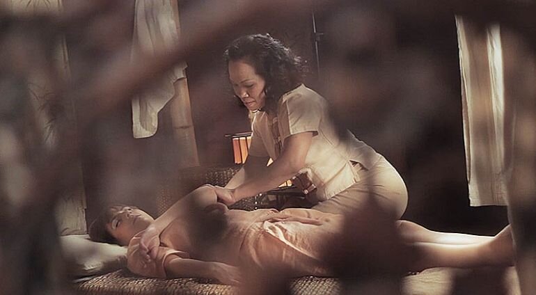 Kobieta na masażu tajskim