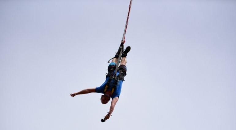 Skok na bungee w wykonaniu młodego chłopaka