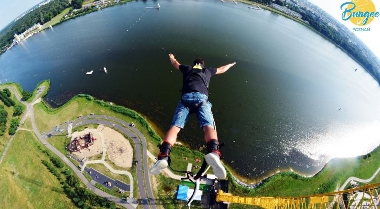 Mężczyzna skacze na bungee w Poznaniu
