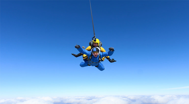 Swobodne spadanie podczas skoku spadochronowego