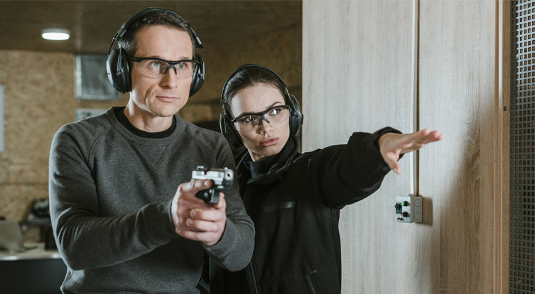 Kobieta instruuje mężczyznę jak oddać strzał