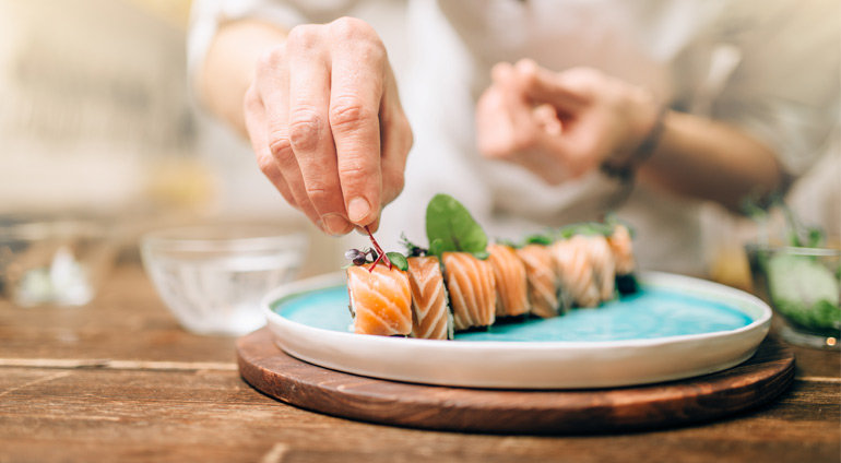 Master ozdabia sushi ziołami