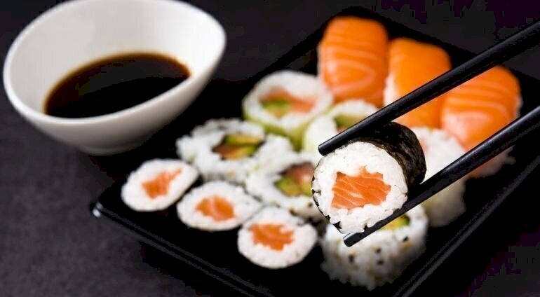 Profesjonalny zestaw sushi - futomaki, nigiri i maki