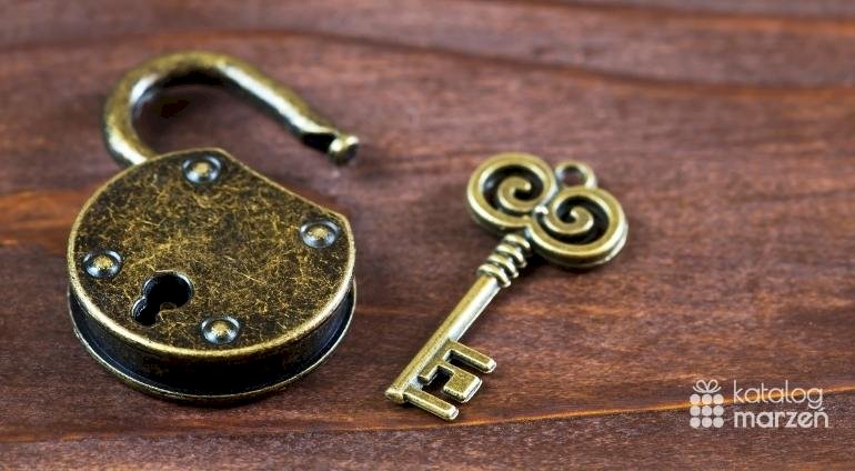 escape room klucz kłódka leżą na drewnianym stole