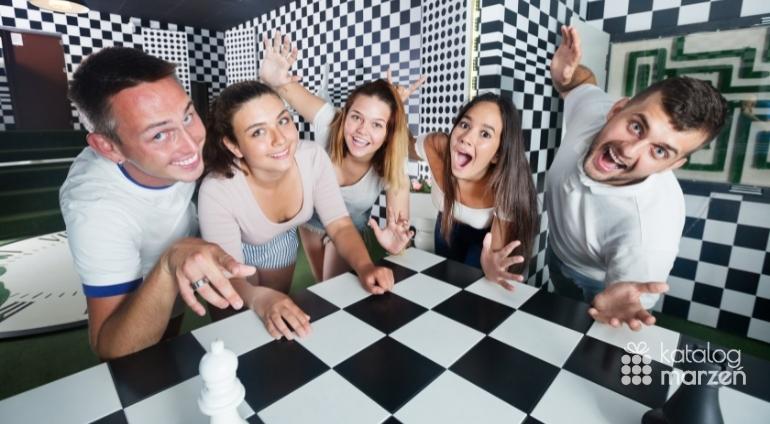 escape room przyjaciele się śmieją urodziny szachownica zagadki