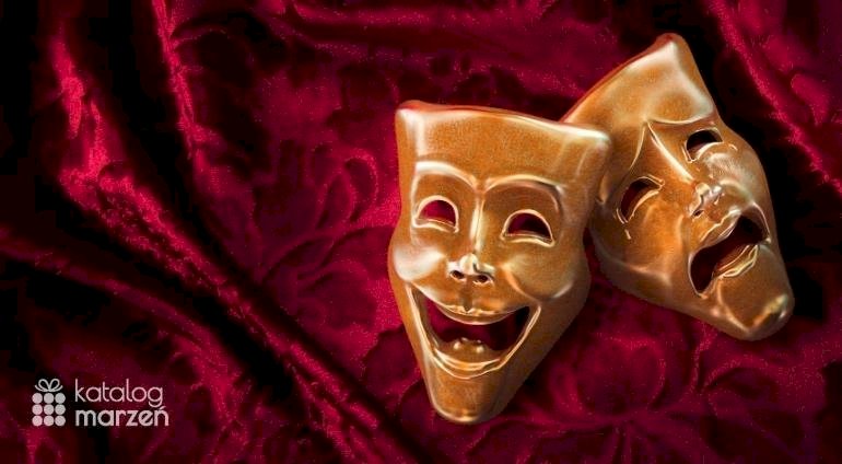 wieczór w teatrze maski leżą na czerwonym materiale