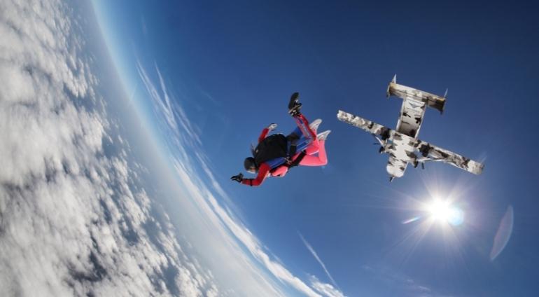 Osoba skacząca ze spadochronem