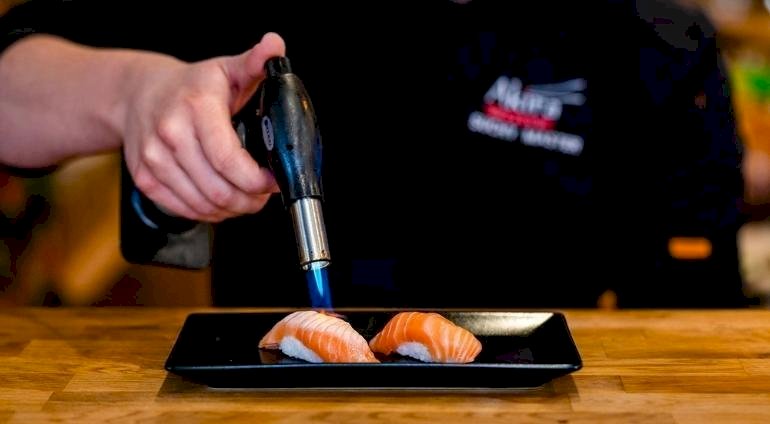 Sushi master przygotowuje sushi
