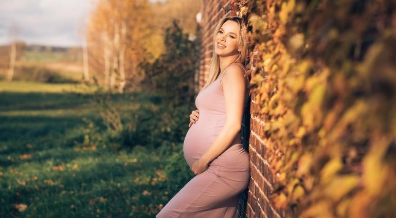Kobieta w ciąży na sesji