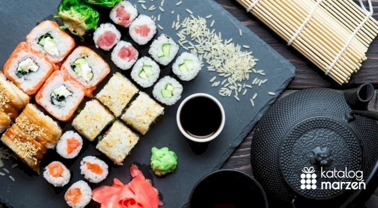 Zestaw sushi i herbata japońska