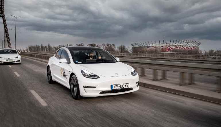 Biała Tesla Model 3 Na Drodze