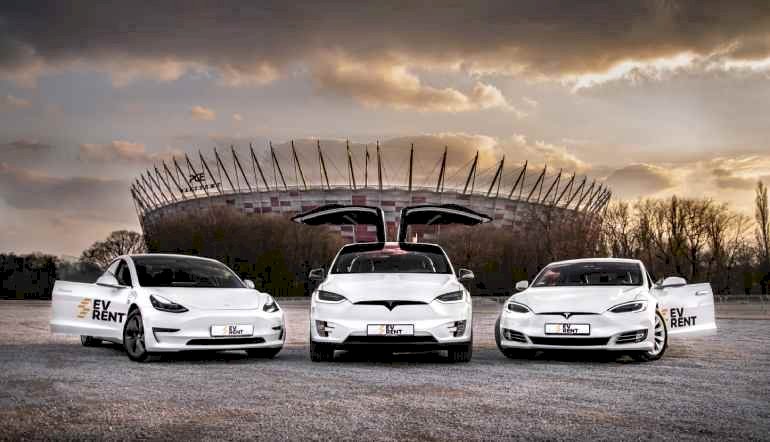Trzy Białe Samochody Tesla
