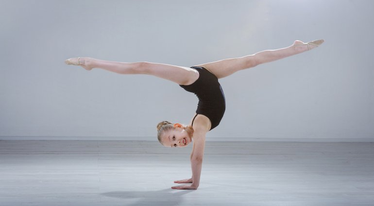Młoda dziewczyna podczas zajęć z akrobatyki