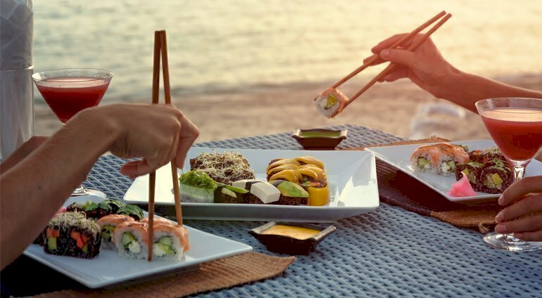 Para podczas Romantycznej Kolacji Sushi.