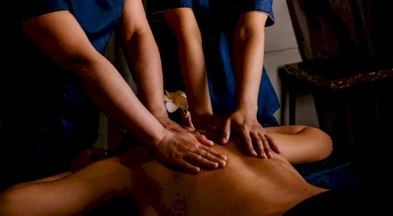 Dwie masażystki podczas masażu kobiety