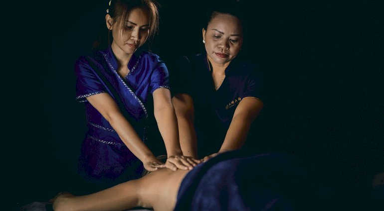 Dwie masażystki podczas masażu na cztery ręce