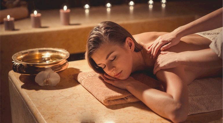 kobieta podczas masażu relaksacyjnego