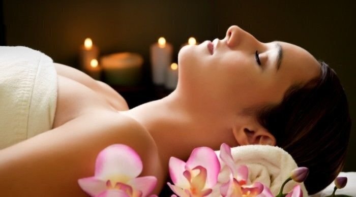 Kobieta podczas aromatycznego masażu świecą