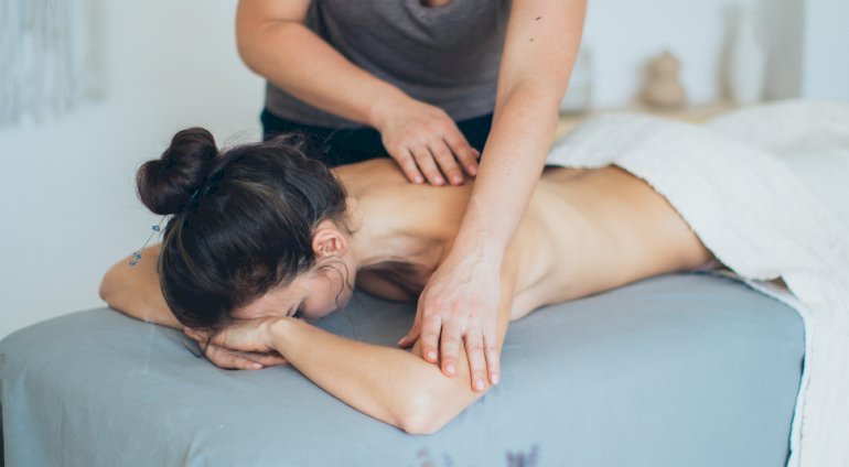 Kobieta podczas masażu sportowego