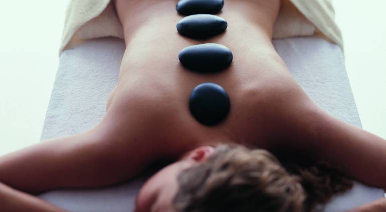 Kobieta podczas masażu kamieniami