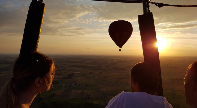 Lot balonem podczas zachodu słońca