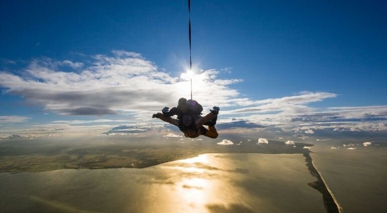 Skok ze spadochronem o zachodzie słońca