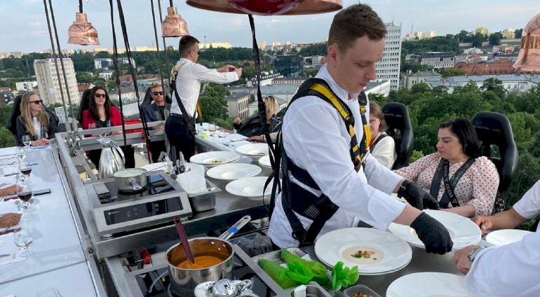 Dinner in the sky 3