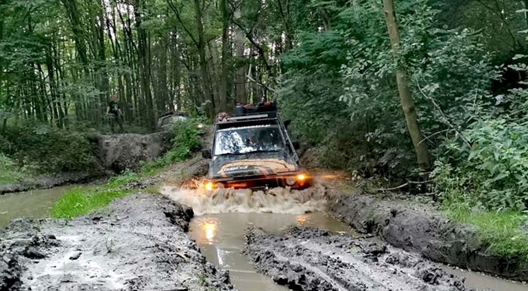 Samochód Terenowy Pokonuje Kałużę