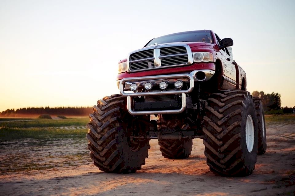 Potężny Monster Truck podczas Przejażdżki