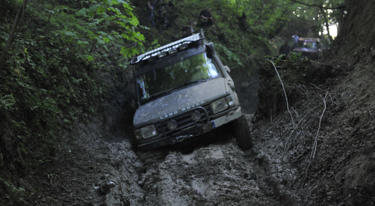 Auto 4x4 podczas Jazdy w Off-Roadowym Terenie